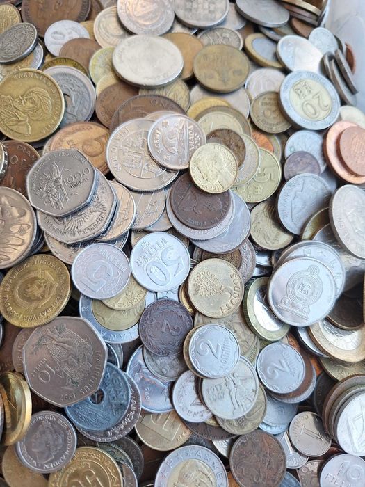 LOT 11 Kg monede straine diverse == peste 2500 bucati