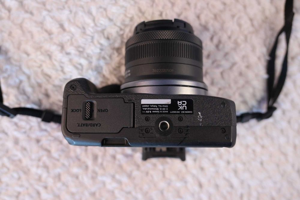 Canon R50 + Canon RF-S 18-45mm f / 4.5-6.3 IS STM с Гаранция до 2026