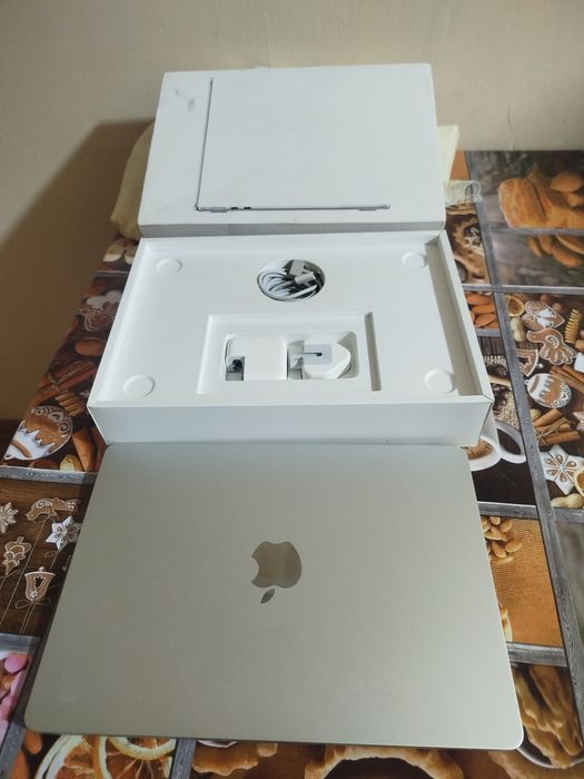 Macbook Air M2 8yadro 256 umumiy xotira