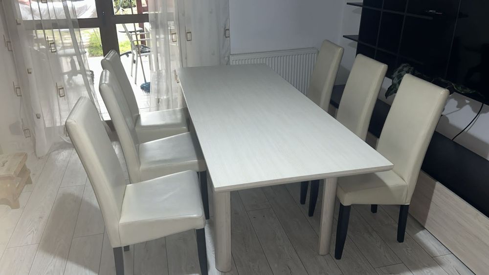 Vând masa, scaune, mobila