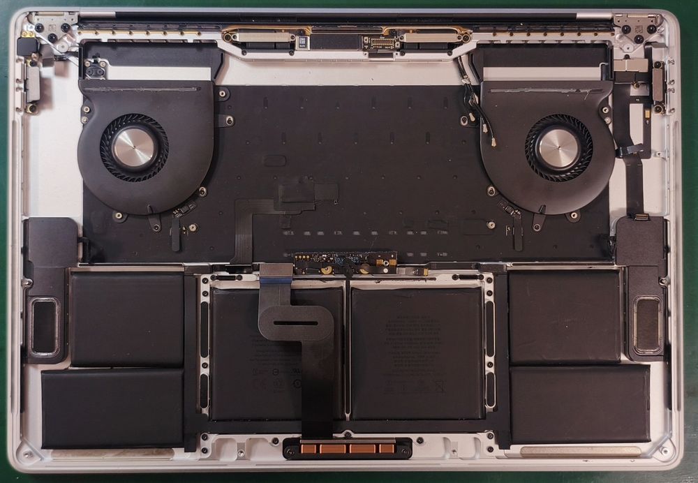 Dezmembrez MacBook Pro A1990