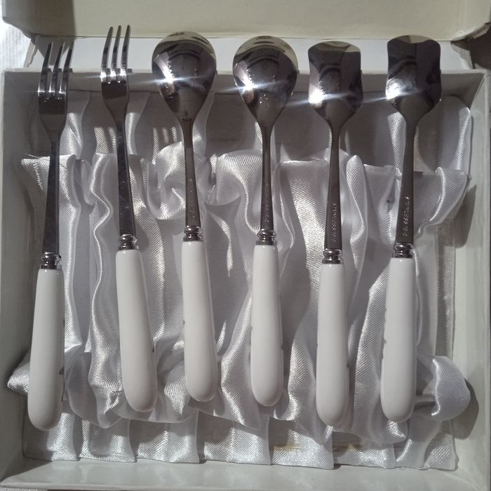 Набор столового прибора.