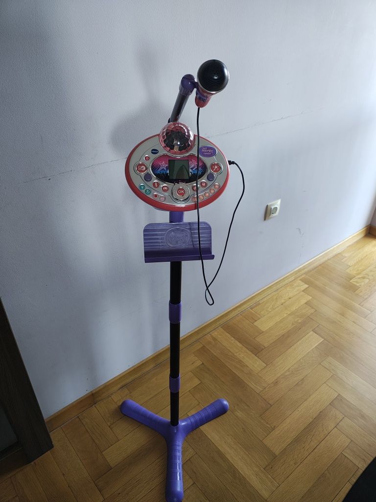 Конче и влак на английски. Караоке микрофон и CD player.