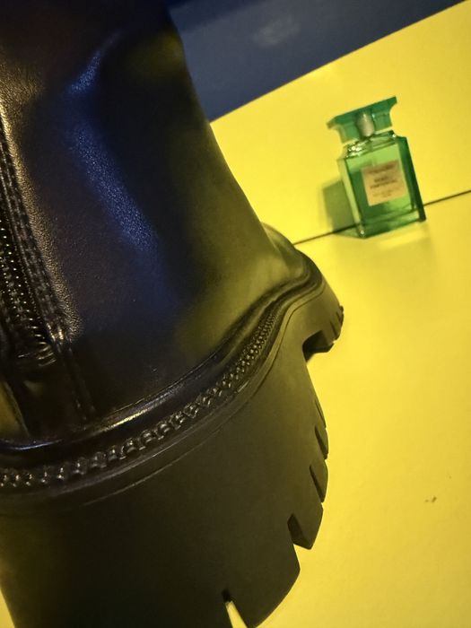 Стилни черни дамски боти