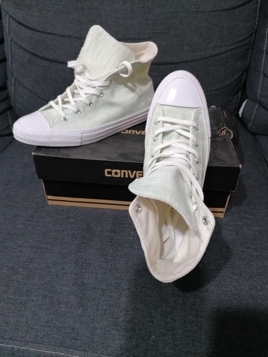 Оригинални чисто нови кецове Converse
