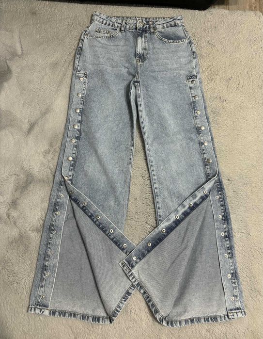 Blugi evazati cu capse noi