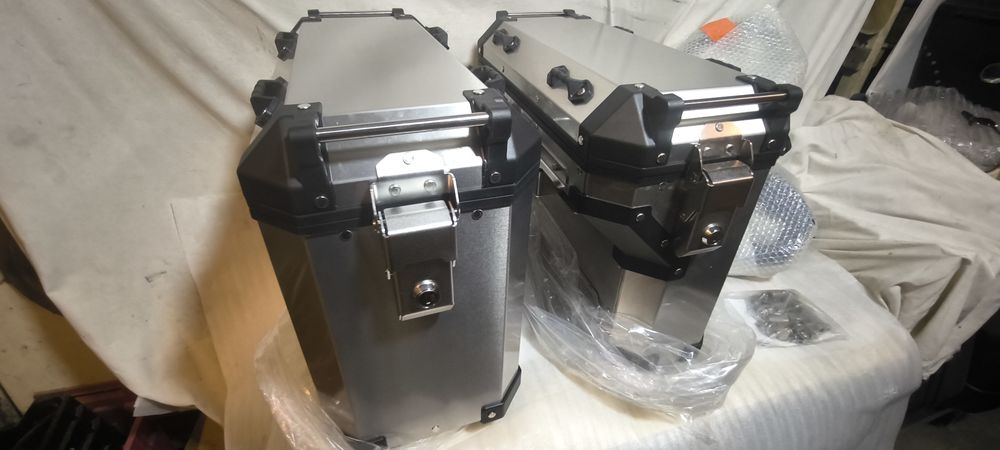 Алуминиеви куфари за Honda Africa Twin ADV 1100+стойки