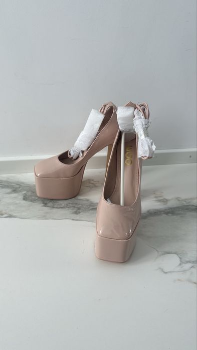 Елегатни дамски обувки на ток