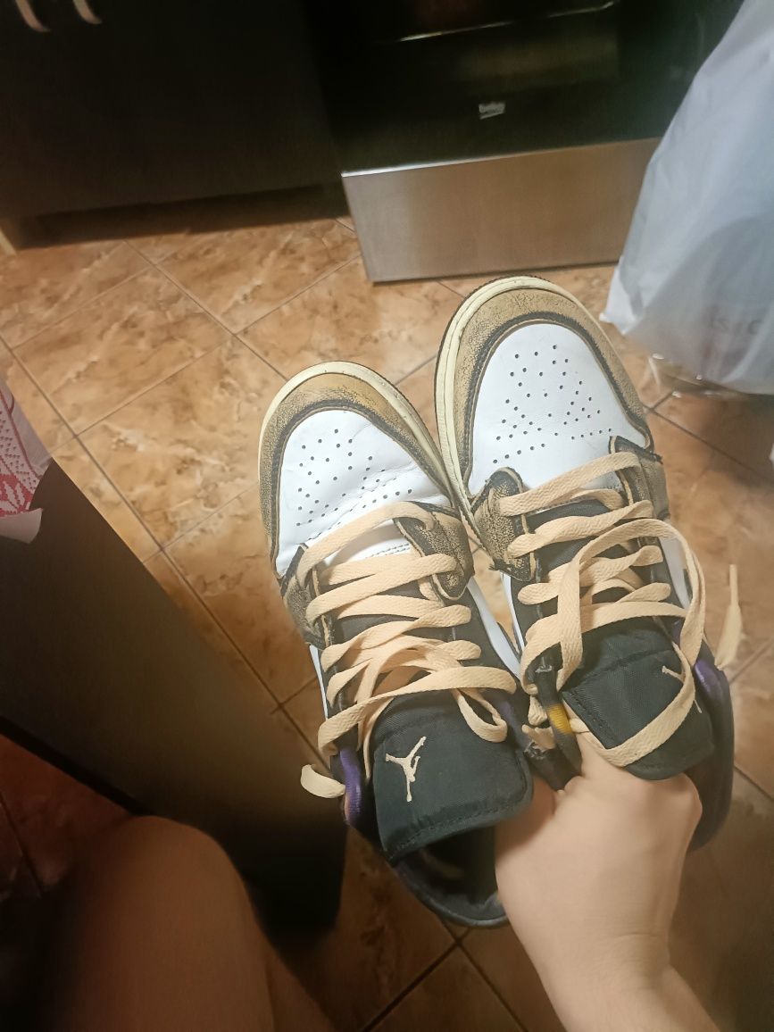 Jordan 1 low wear away