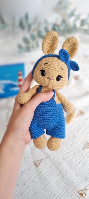 Вязаная игрушка зайка