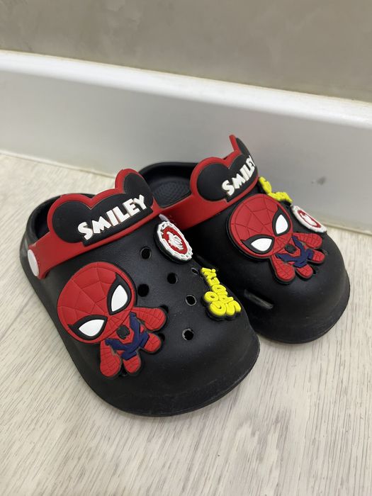 Продается детские сандалики оба за 5000тг для мальчика