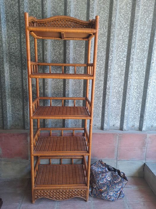 Продам этажерку ротанговую