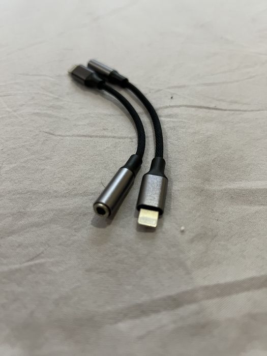 Преходник от АУКС към iPhone