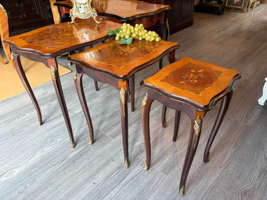 Set de 3 măsuțe din lemn cu intarsie și ornamente din bronz.