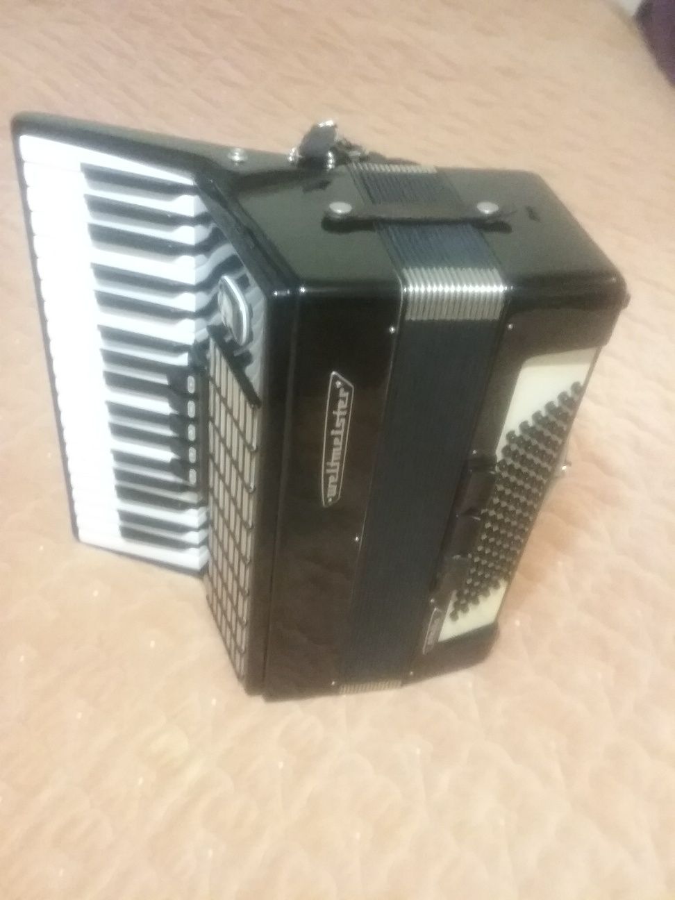 Acordeon Weltmeister cu 96 de basi