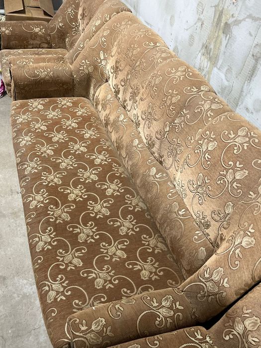 Продается диван в хорошем состаяний