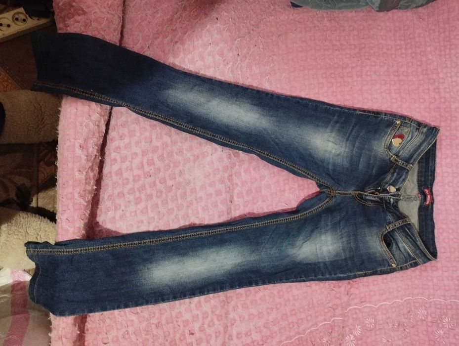 Женские джинсы по 50 тысяч каждые.