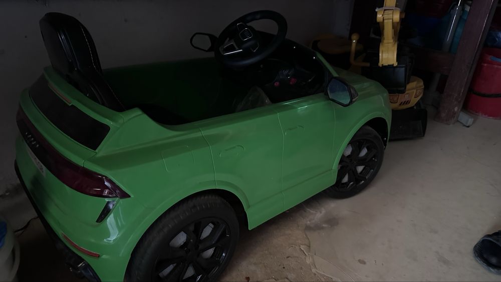 Masinuta electrica Audi q8