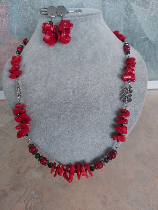 Украшение из корала, граната и яшмы