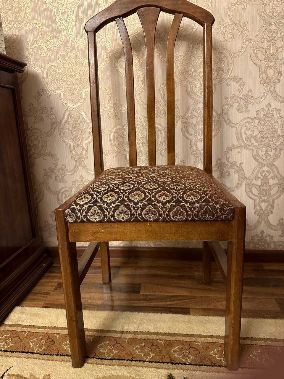 Стол и стулья 12 штук. Предлагайте цену