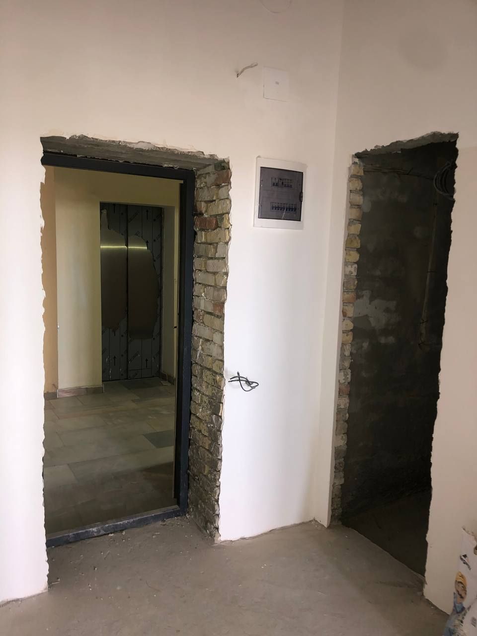 Урганч шахар Хоразм палас йондо 3-хонали 80-кв квартира сотилди.
