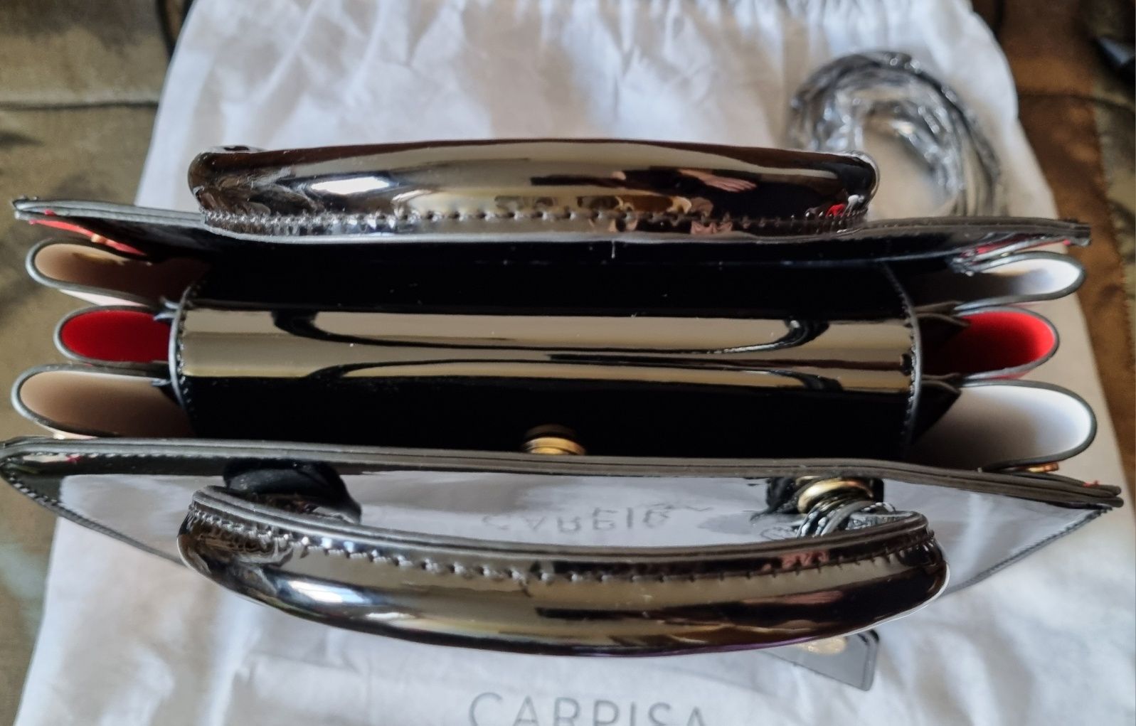 Черна лачена чанта Caprisa