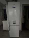 Frigider Beko cu congelator și dozator de apă