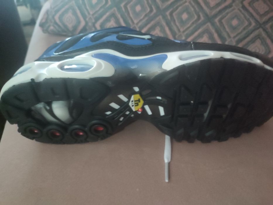 Nike Air Max plus noi, diferența de mărime 42-43