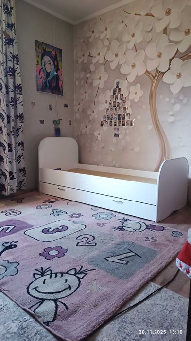 Детская кровать с бортиком+матрас+ ковер