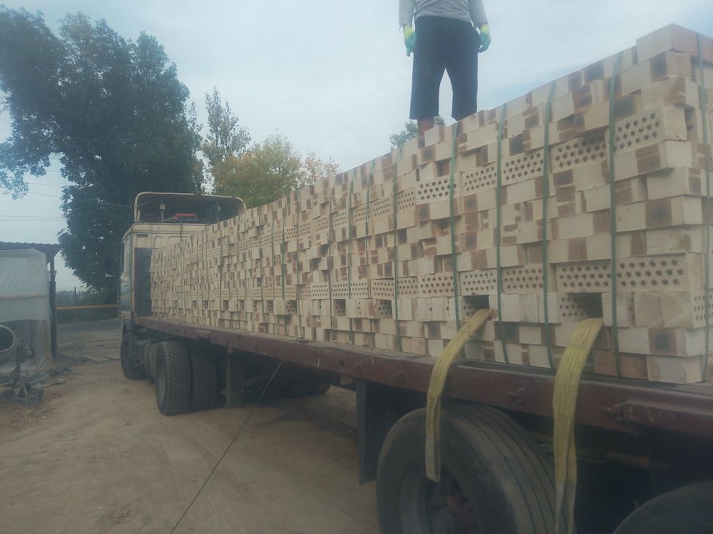 Кирпич два вида есть по 1400 и по 1250