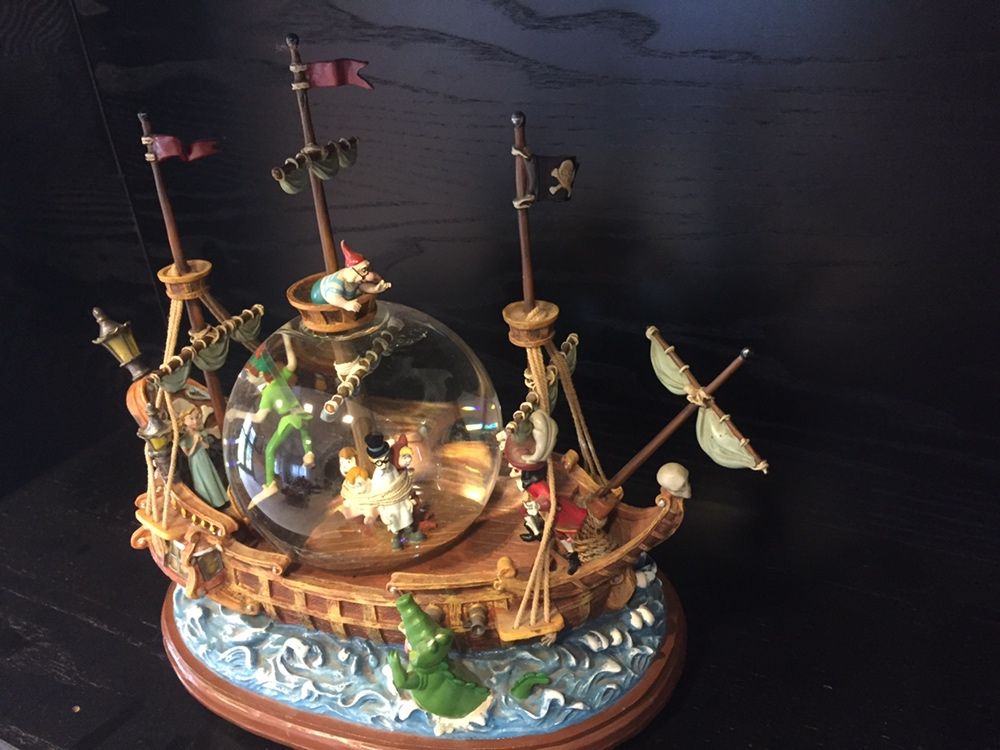 Cutie muzicala Peter Pan cu glob zapada