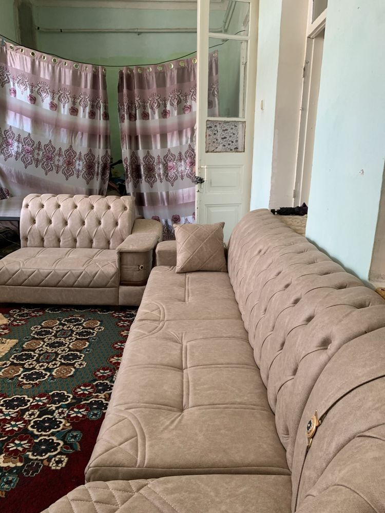 Шикарный широкий диван + 2 пуфика