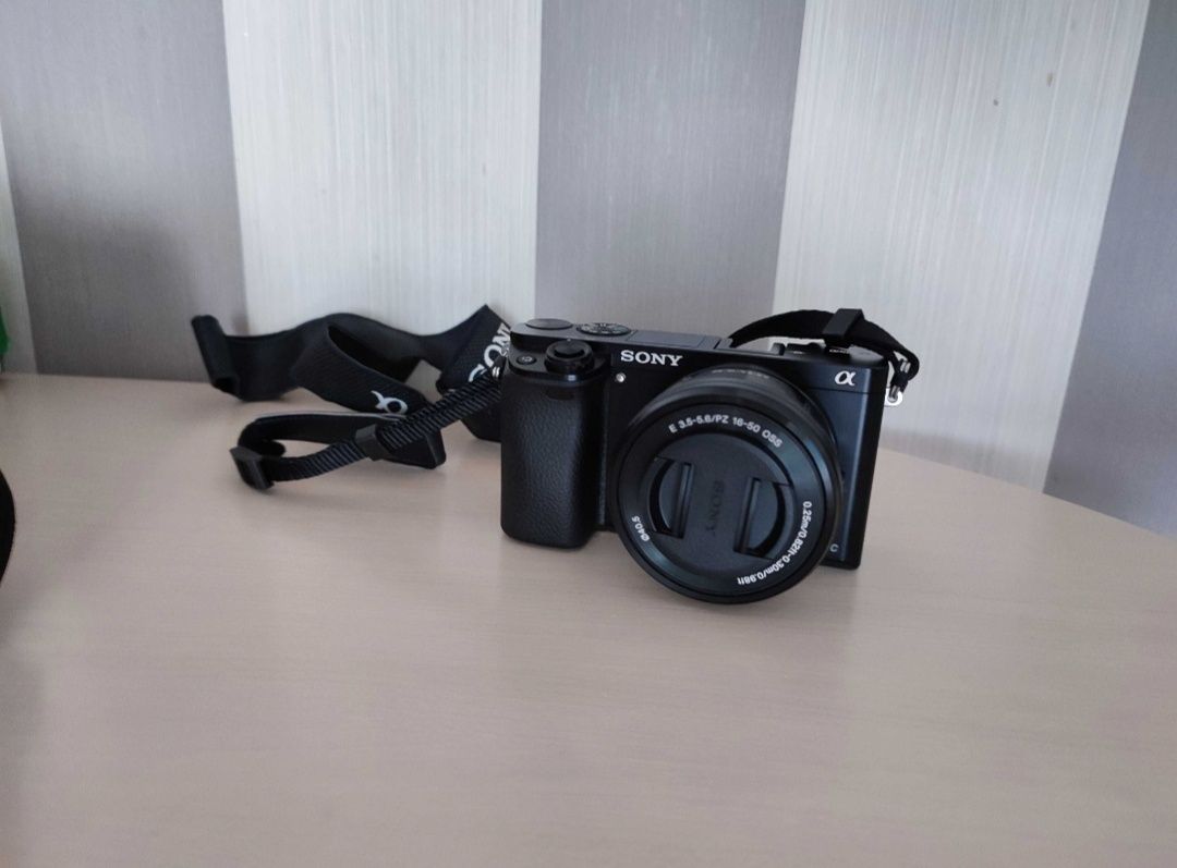 Vând aparat foto mirrorless Sony A6000