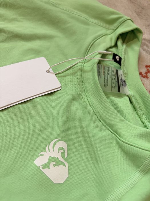 Дамски спортен екип за фитнес и йога.