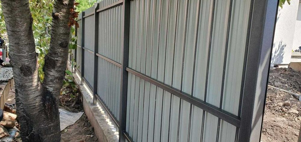 Garduri si porti din panou stil jaluzele, sipca metalica, plasa si BCA