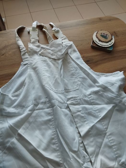 Бели работни дрехи