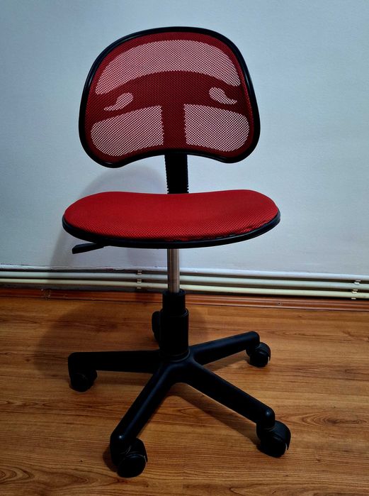 De vanzare birou Alex + scaun ergonomic. Preț 300 lei, ambele produse.