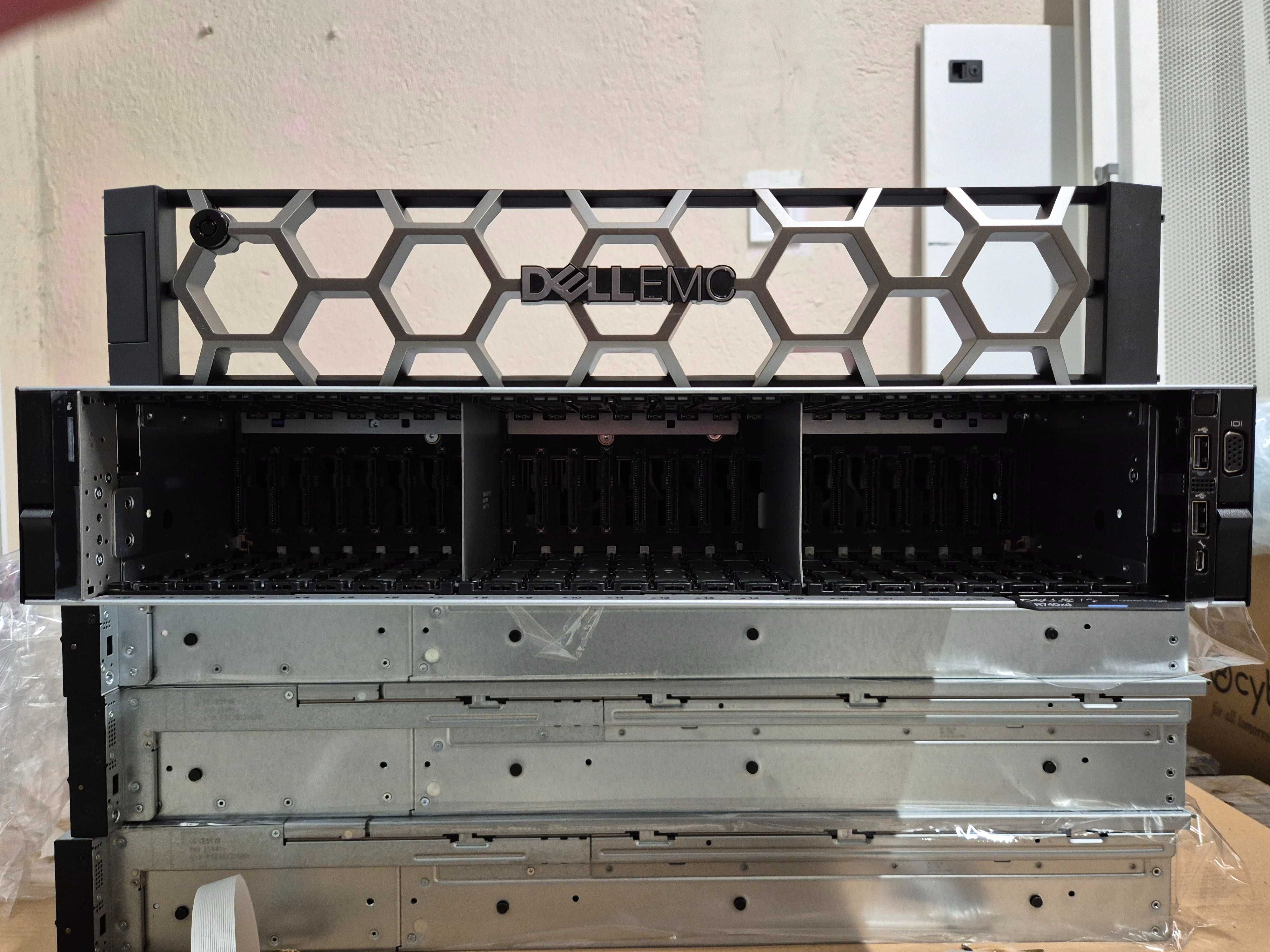 Dell R740xd сървър 24x 2.5" SFF, 2x Gold 6140, 64Gb RAM, релси, бленда