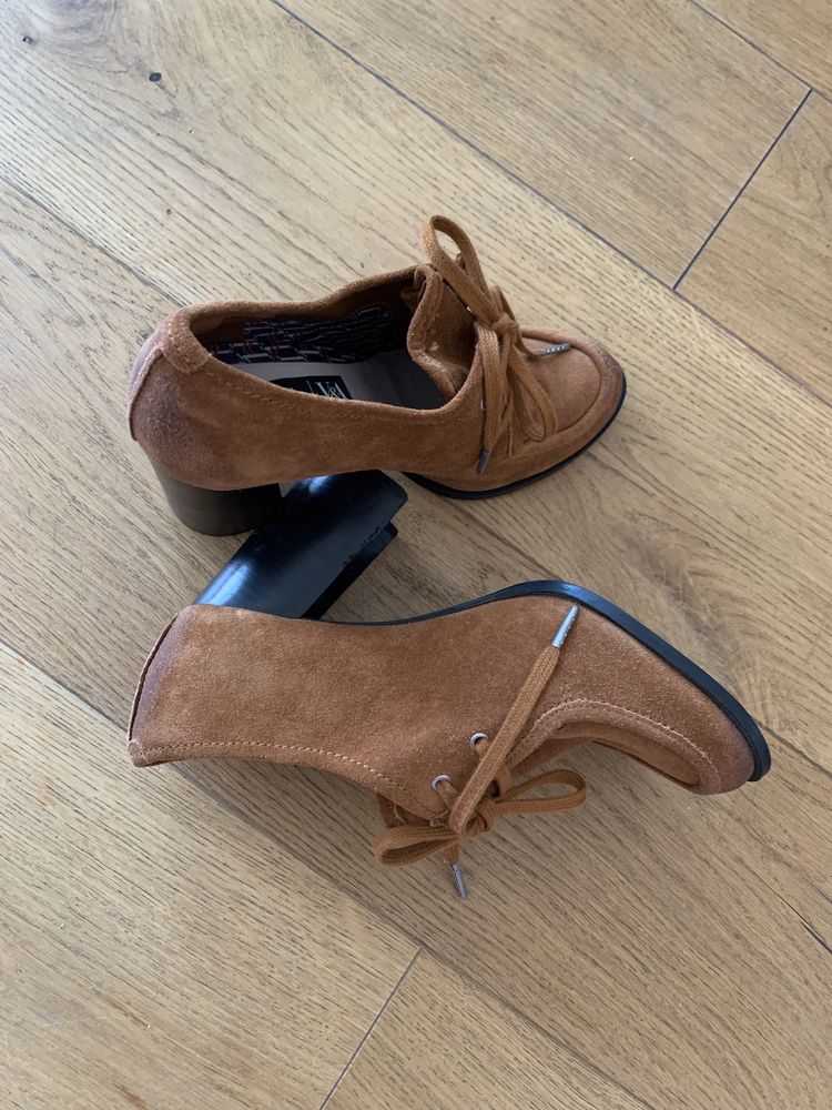 Ghete botine Clarks din piele intoarsa maro 39/40