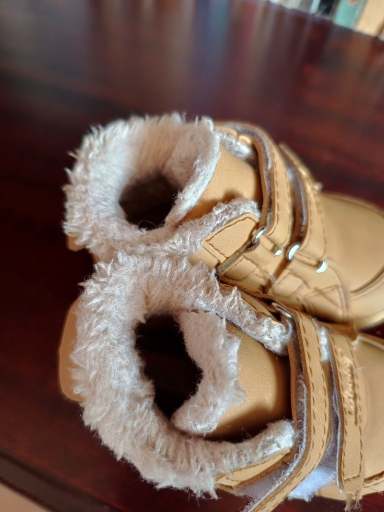 Зимни обувчици имат лека забележка от пред снимала съм