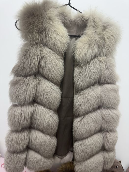 Vesta din blana , culoare gri cu roz