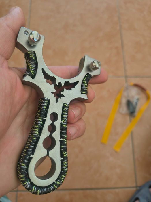 Praștie profesională + 100 bile + 3 benzi de rezeră