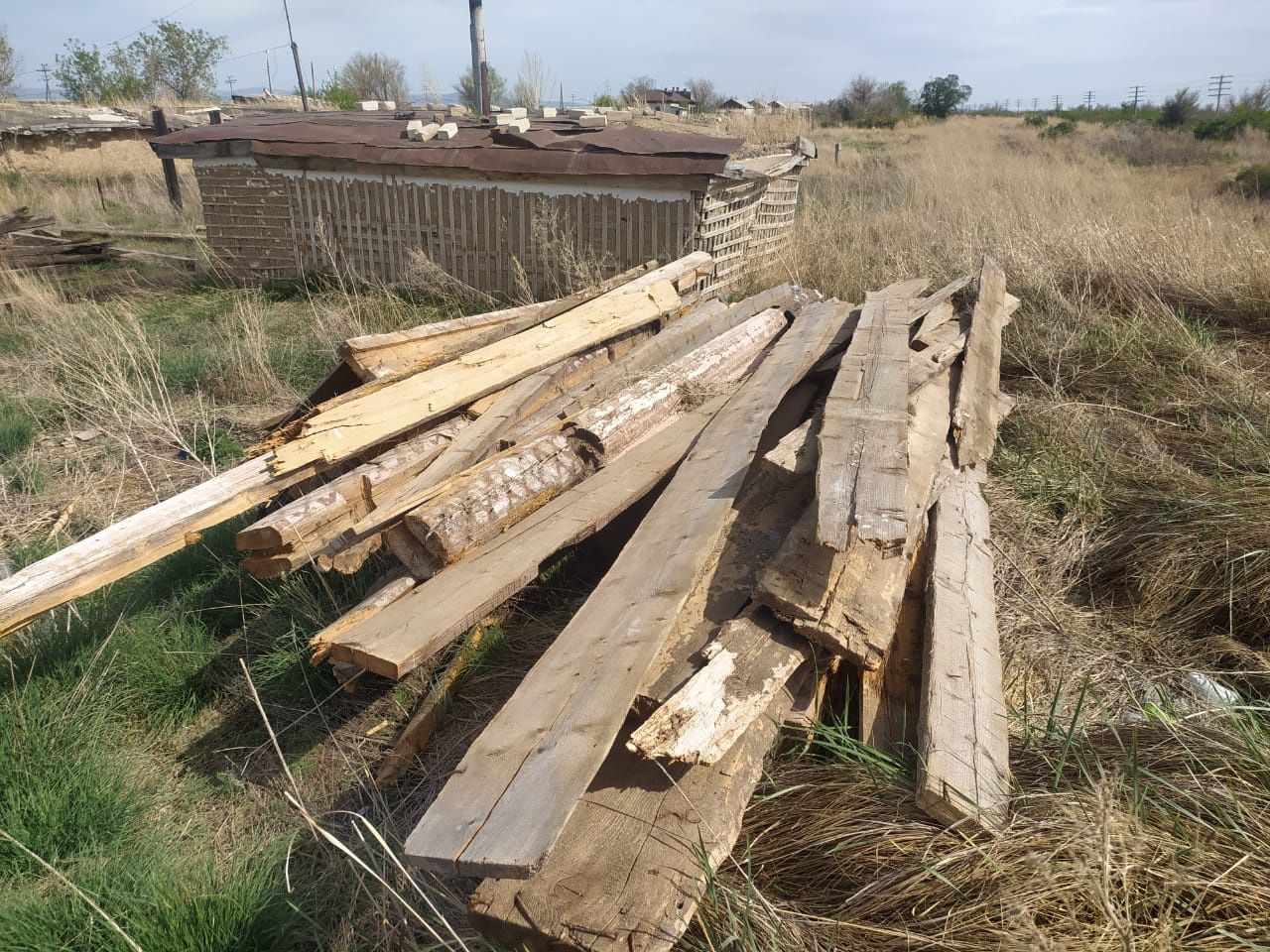 Продам доски балки кирпич б/у находится 45 км от города
