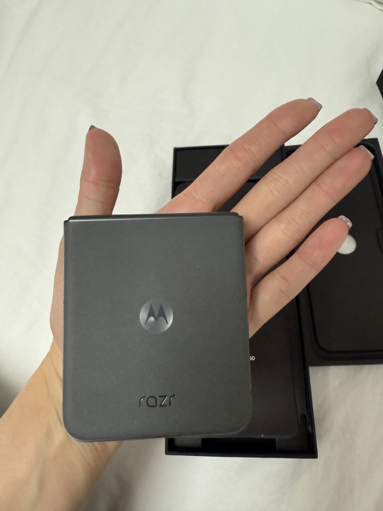 Телефон Motorola razr