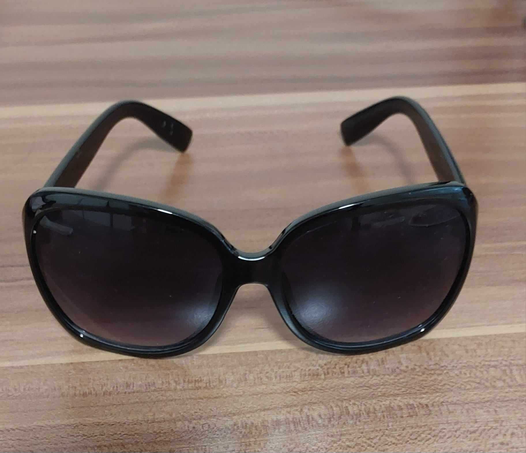 Черни слънчеви очила