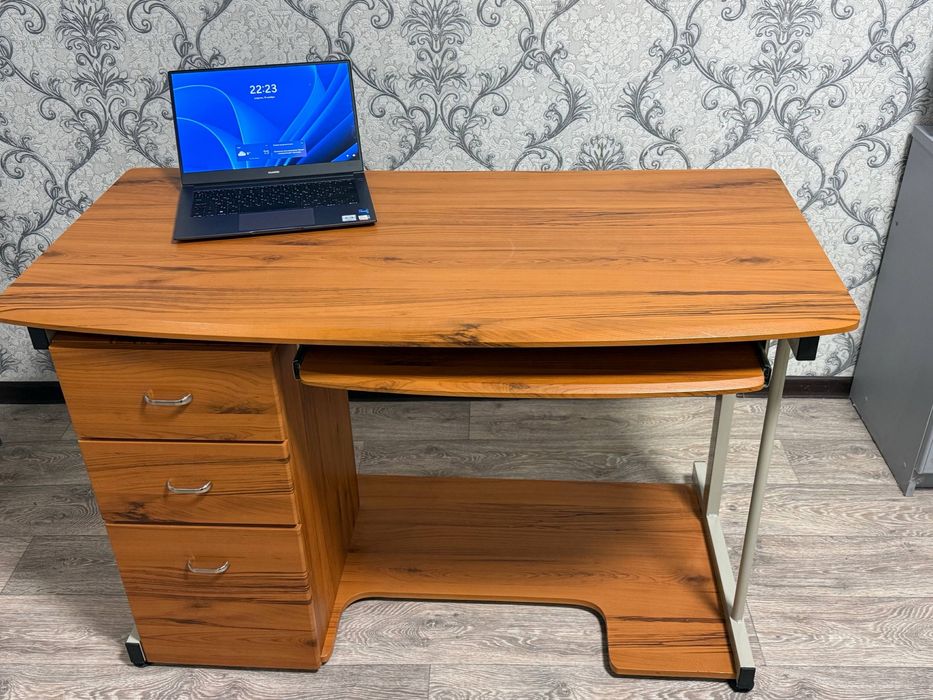 стол компьютерный. для учебы, работы, стриминга.