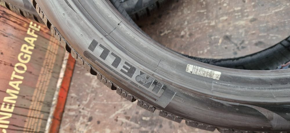 2 Anvelope Pirelli noi 235 40 R19 M+S . Dot 2021