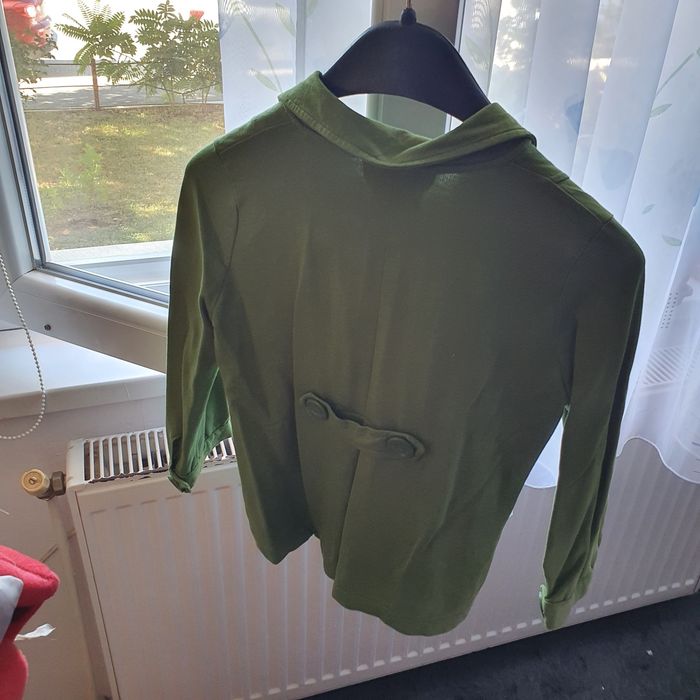 Vand sacouri de culoare crem și verde