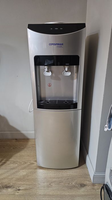 Кулер для воды, диспенсер