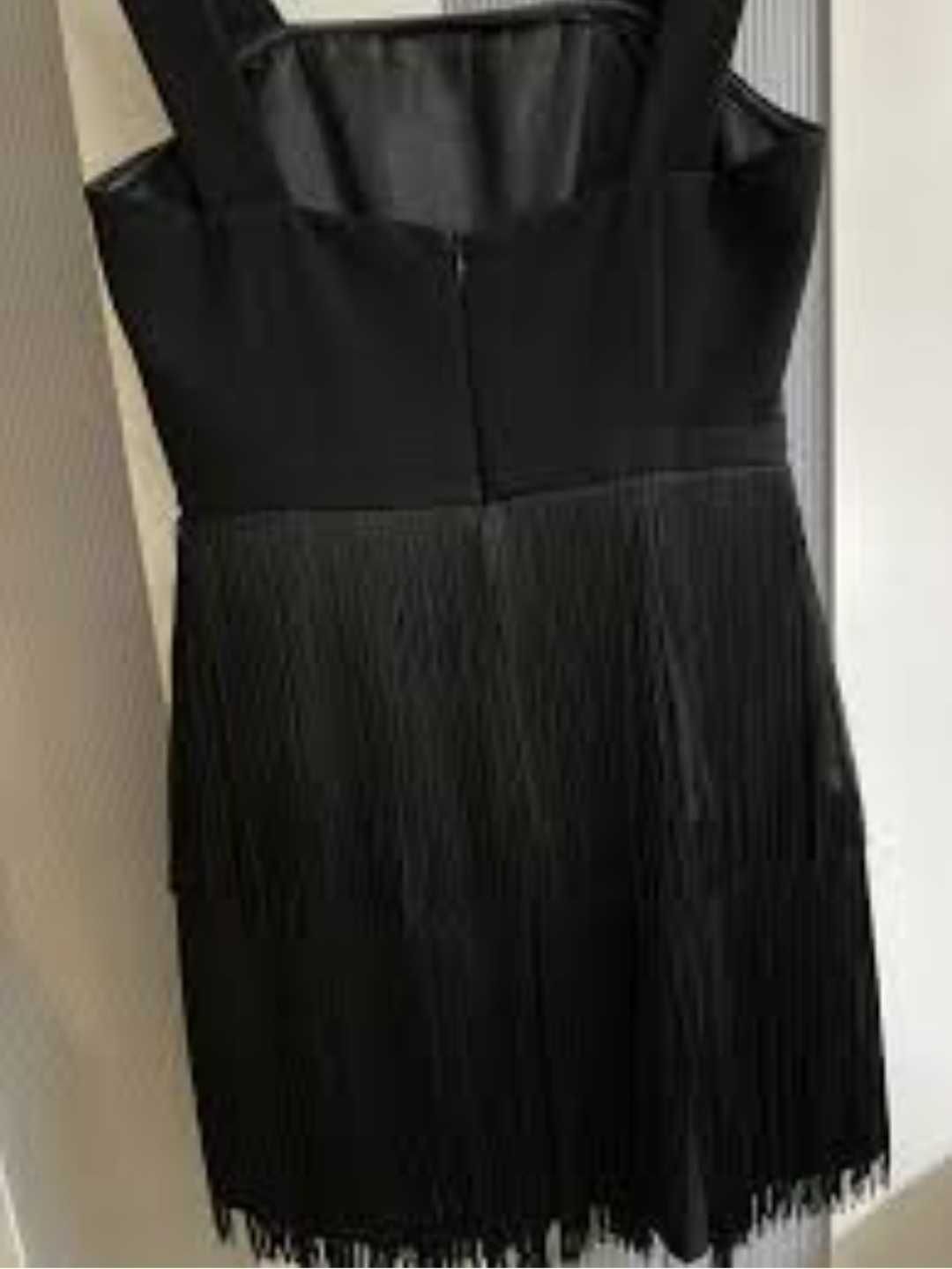 Черна рокля с ресни